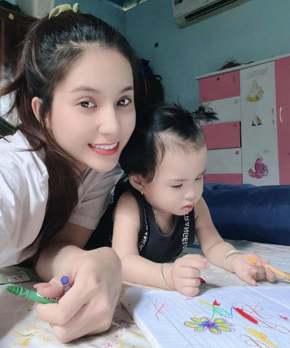 Diem danh 4 'ba me don than' manh me cua showbiz Viet