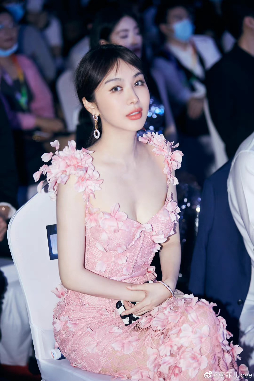 Hinh anh goi cam cua Ly Phi Nhi gay tranh cai-Hinh-2