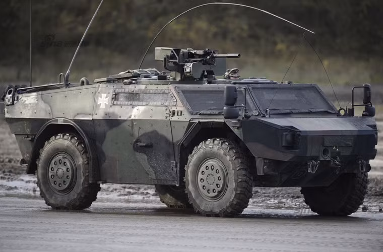 Xe bọc thép trinh sát chiến trường Fenek.