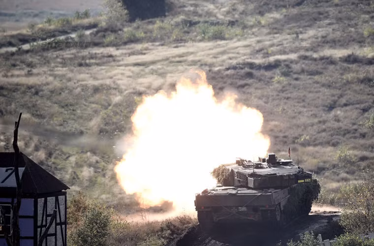 Pháo 120mm trên Leopard 2A5 khai hỏa tấn công quân địch.