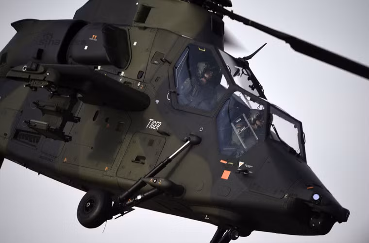 Tiger được trang bị một pháo 30mm (450 viên đạn) và có thể mang 4 tên lửa chống tăng PARS 3LR (biến thể của Đức), rocket 68mm hoặc Hydra 70mm, tên lủa không đối không Mistral.