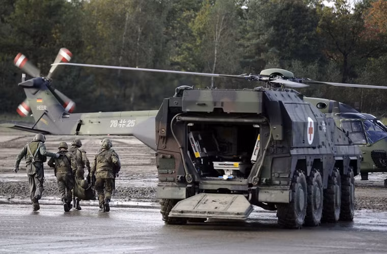 Chuyển binh sĩ bị trọng thương từ xe thiết giáp Boxer sang trực thăng vận tải đa năng hiện đại NH-90.