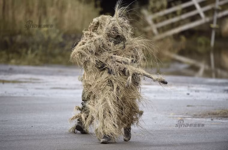 Hai lính trinh sát bắn tỉa.