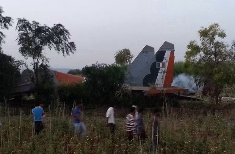 “Vụ tai nạn làm cho 2 phi công lái máy bay bị thương nhẹ” thanh tra đồn cảnh sát Loni Kand Chandrakant Jadhav nói. Theo các thông tin ban đầu, thì không có thiệt hại về người và tài sản tại khu vực máy bay rơi.