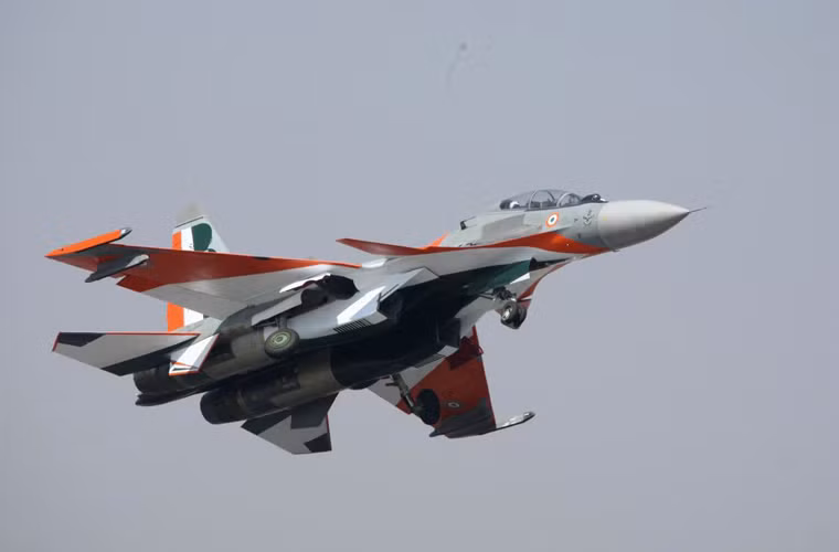 Su-30MKI được xem là mẫu máy bay chiến đấu hiện đại nhất Không quân Ấn Độ hiện nay, do Nga phát triển. Mẫu máy bay này được trang bị nhiều công nghệ mới như radar mạng pha cực mạnh BARS, động cơ phản lực có kiểm soát véc tơ lực đẩy. Đây là vụ tai nạn thứ 5 của máy bay chiến đấu Su-30MKI của Không quân nước này trước đó là các vụ rơi ngày 30/4/2009, ngày 30/11/2009, ngày 13/12/2011 và 19/2/2013.