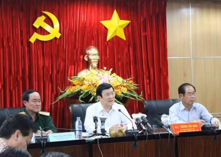 Chiều nay (17/5), Ủy viên Bộ Chính trị, Chủ tịch nước Trương Tấn Sang đã có chuyến thị sát tình hình tại tỉnh Bình Dương, địa phương vừa xảy ra vụ việc đáng tiếc, gây thiệt hại tài sản và niềm tin của các doanh nghiệp đầu tư nước ngoài tại các khu công nghiệp. Tháp tùng cùng Chủ tịch nước có trung tướng Trần Đơn, Tư lệnh QK7 và các lãnh đạo một số ban ngành trung ương.