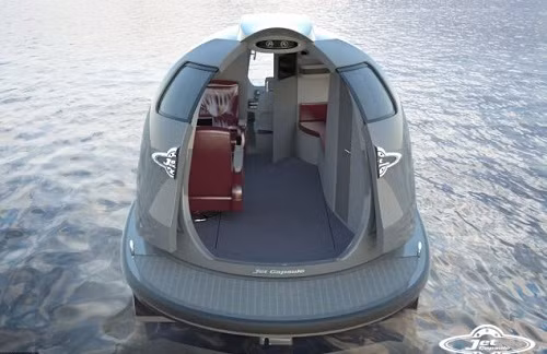 Ngoài ra còn có một nút điều khiển biến ghế sofa thành một chiếc giường đôi, cùng với một nhà bếp nhỏ và phòng tắm riêng.