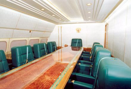 Ngoài ra, còn có một văn phòng, một phòng họp, một nhà bếp, phòng riêng cho các đại biểu, khu vực để hành lý và nghỉ ngơi (Ảnh: phòng họp sang trọng).