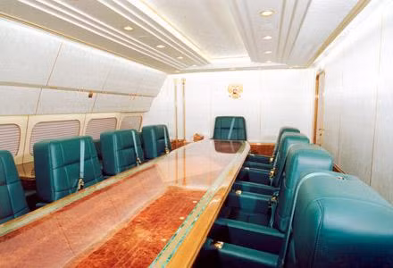 Ngoài ra, còn có một văn phòng, một phòng họp, một nhà bếp, phòng riêng cho các đại biểu, khu vực để hành lý và nghỉ ngơi (Ảnh: phòng họp sang trọng).