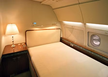 Nhiều chi tiết của phòng ngủ được mạ vàng vô cùng sang trọng và bắt mắt.