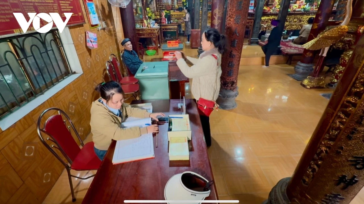 Vì sao Đền Dâu-Quán Cháo có 2 loại hòm công đức? - Hình 4 Vi sao Den Dau-Quan Chao co 2 loai hom cong duc?-Hinh-4