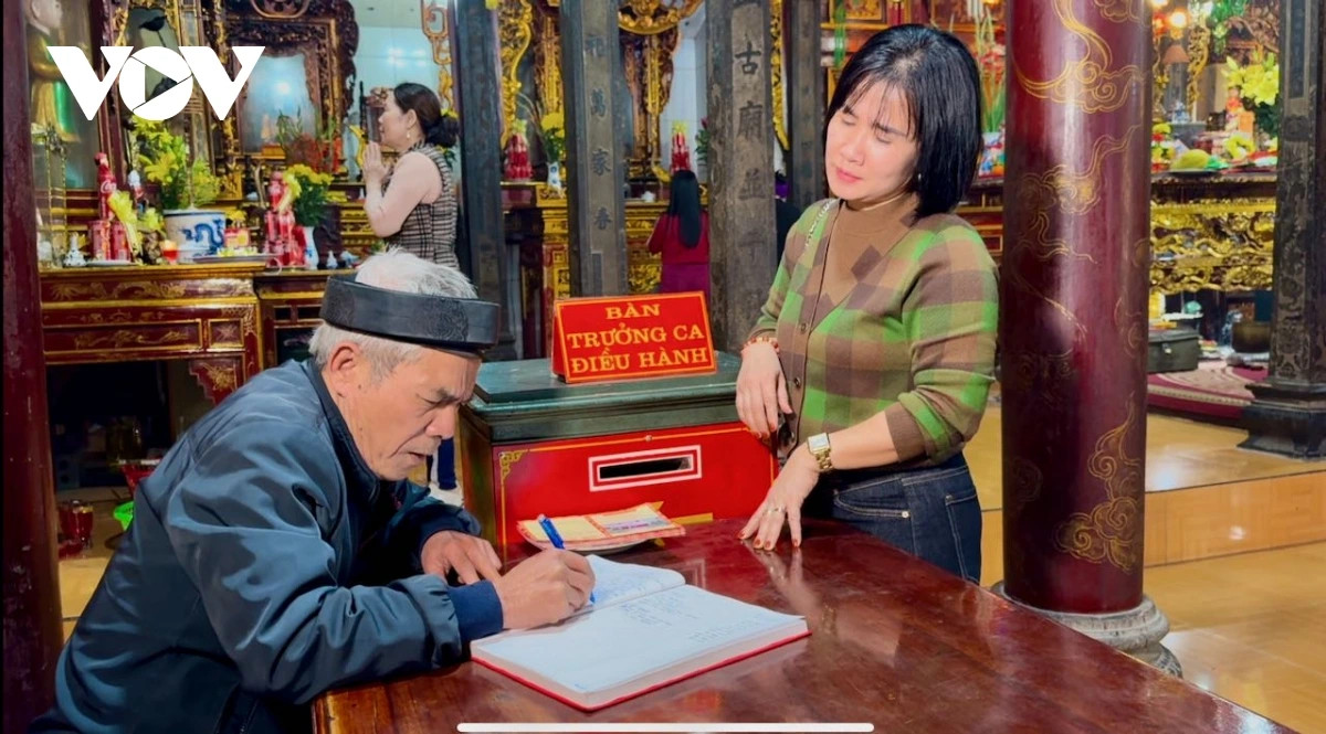 Vì sao Đền Dâu-Quán Cháo có 2 loại hòm công đức? - Hình 3 Vi sao Den Dau-Quan Chao co 2 loai hom cong duc?-Hinh-3