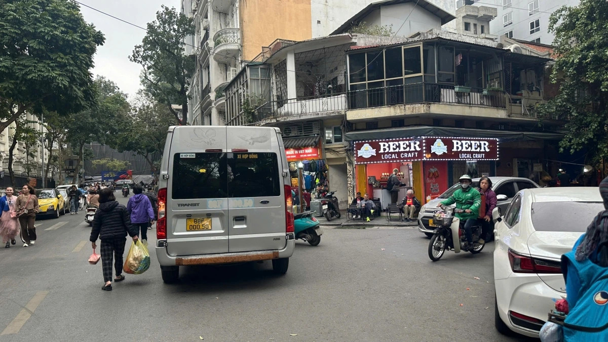 Ngoài ra còn tuyến trục Hàng Đậu - Trần Nhật Duật - Nguyễn Hữu Huân trở vào trong khu vực phố cổ Hà Nội và các tuyến phố Lý Quốc Sư, Nhà Thờ, Nhà Chung, Quang Trung (đoạn Tràng Thi tới Nhà Chung), Ấu Triệu, Bảo Khánh, Hàng Trống, ngõ Hàng Hành, ngõ Bảo Khánh.