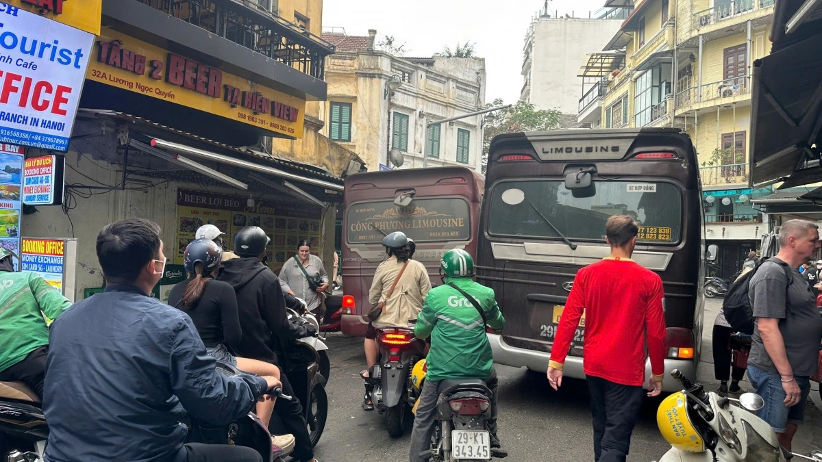 Đặc điểm phố cổ mặt đường hẹp chỉ phù hợp phương tiện nhỏ. Phố cổ cũng là khu vực buôn bán sầm uất cộng với các xe ô tô chở khách dừng, đỗ chờ đón khách tạo thành những điểm nghẽn giao thông.