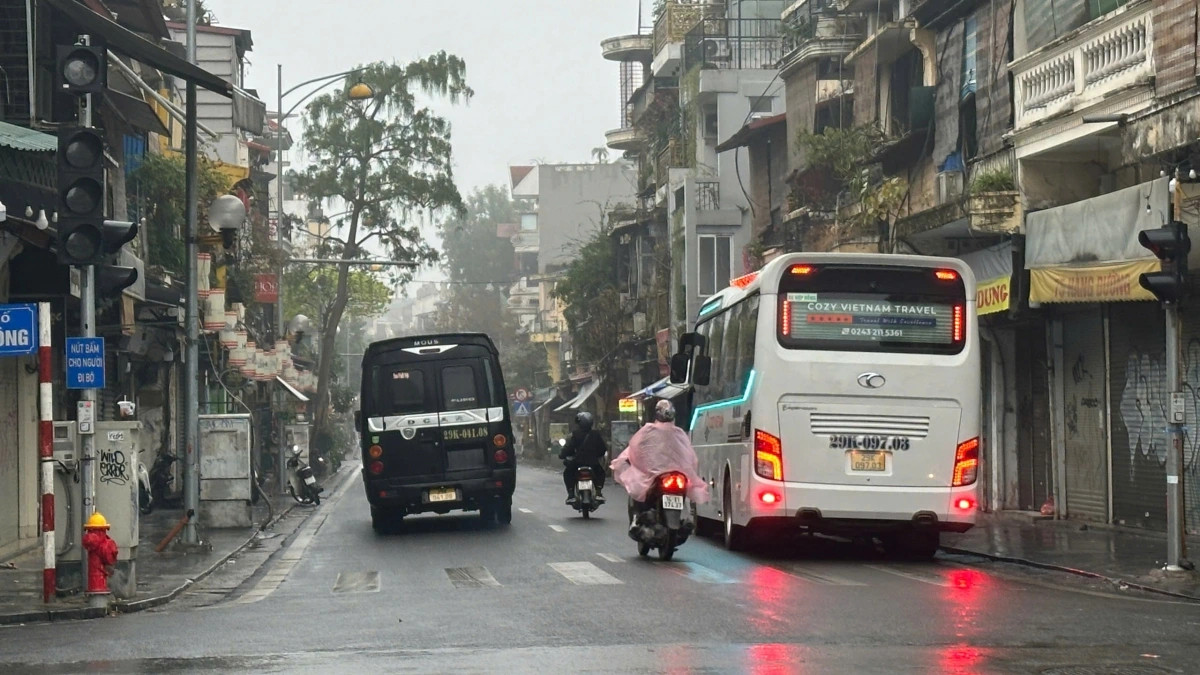 Tuyến đường hạn chế xe trên 16 chỗ gồm trục hàng Giấy - Đồng Xuân - Hàng Đường - Hàng Ngang - Hàng Đào - Đinh Tiên Hoàng.