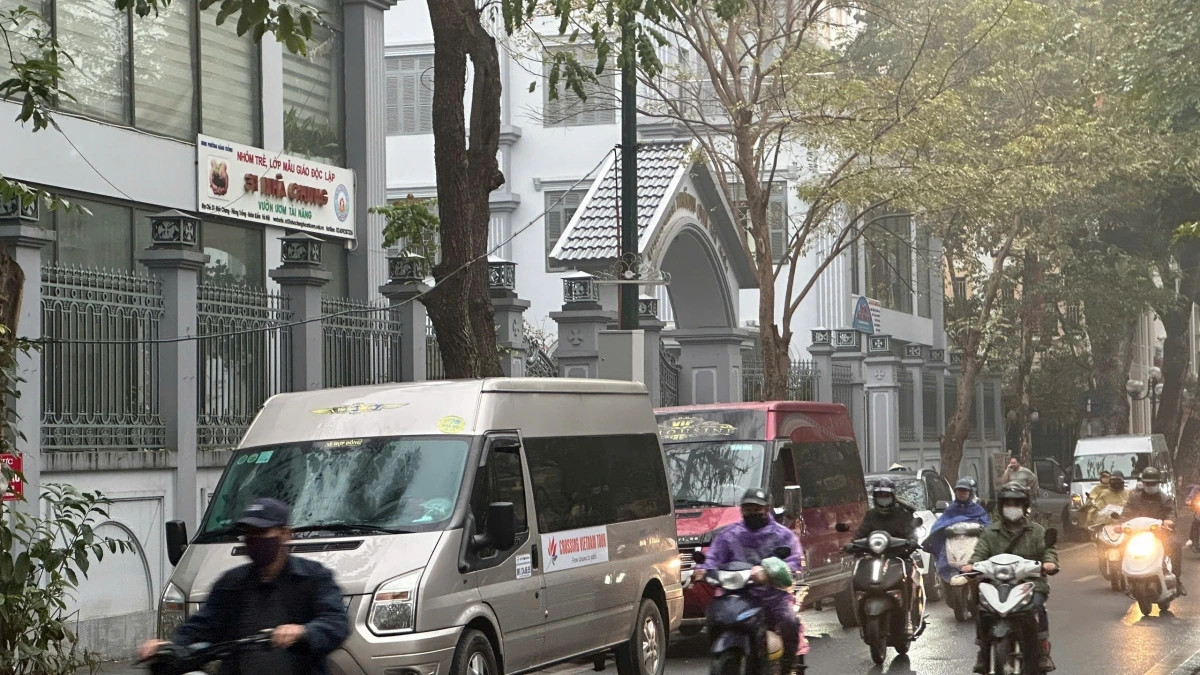 Để giảm áp lực giao thông và trải nghiệm tốt cho du khách mới đây UBND thành phố đồng ý với đề xuất phương án của Sở Giao thông Vận tải Hà Nội cho phép thực hiện thí điểm ô tô trên 16 chỗ chỉ được hoạt động theo khung giờ ở phố cổ, hồ Gươm, trừ xe buýt và xe đưa đón học sinh. Theo phương án này, thời gian thí điểm bắt đầu từ 1/3, buổi sáng từ 6h30 đến 8h30, chiều từ 16h30 đến 18h30. Việc thí điểm tiến hành trong 6 tháng.