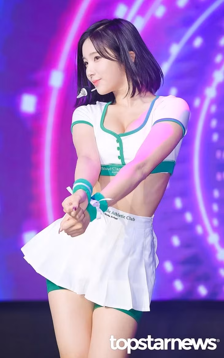 Cả hai dự định đăng ký kết hôn vào tháng tới sau khi hẹn hò được một năm. Một buổi lễ nhỏ sẽ sớm được hai người tổ chức và họ chỉ mời bạn bè thân thiết.