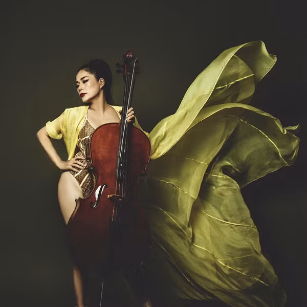 "Thời gian qua tôi dốc hết sức tập trung cho công việc kinh doanh, cần sự kín tiếng nên có phần sao nhãng, ít xuất hiện trên các sân khấu ca nhạc. Một phần khác tôi cảm thấy showbiz hiện tại thực sự trông thì rất nở rộ, được truyền thông quan tâm, đánh bóng nhưng lại quá bát nháo. Âm nhạc hiện tại có gì đó “ăn xổi ở thì”, “fast food” chứ không để lại nhiều dư vị như ngày xưa. Khán giả cũng không còn quan tâm đến chuyên môn âm nhạc của người nghệ sĩ mà chỉ chú ý đến những vấn đề “râu ria” xung quanh như scandal, khoe mẽ của cải, sự giàu có... Chính điều đó khiến tôi cảm thấy không còn tha thiết để tiếp tục theo đuổi âm nhạc”, Mỹ Lệ chia sẻ.