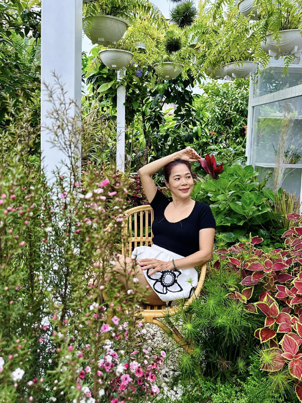 Dù lấy chồng Việt kiều giàu có, nhưng Mỹ Lệ vẫn chọn cho mình cách sống độc lập. Ngoài âm nhạc, Mỹ Lệ còn kinh doanh nhiều mặt hàng thời trang. Đó cũng chính là một phần nguyên nhân nữ ca sĩ gốc Quảng Bình không còn quá nhiều hứng thú với ca hát.