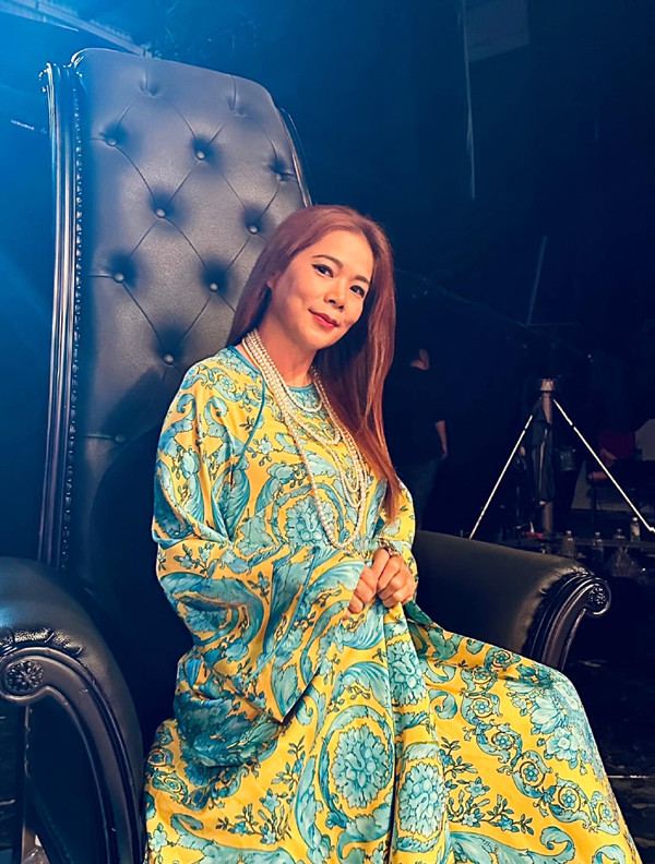 Được biết, Mỹ Lệ đưa con gái sang Đức du học, còn cô vẫn sống tại Việt Nam. Trước khi khoe khéo nhà vườn ở Đức, Mỹ Lệ còn có bất động sản hàng nghìn m2 ở TP.HCM. Ngoài ra, cô sở hữu nhiều xe hơi có giá trị. Một trong những chiếc xe ấy là quà ông xã dành tặng cho cô.