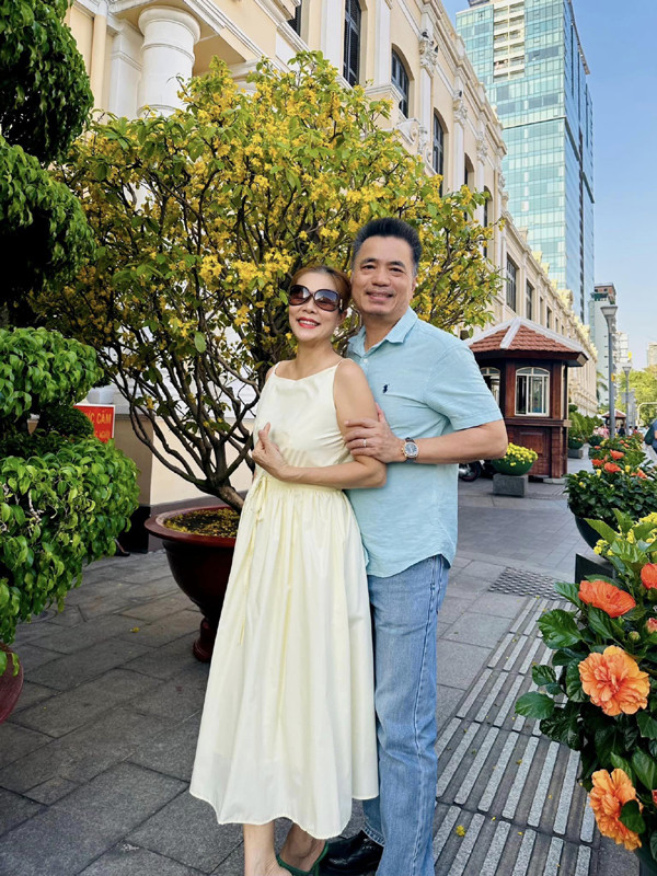 Chính nguyên nhân ấy đã khiến nữ ca sĩ gốc Quảng Bình rời bỏ làng giải trí và cô không còn tha thiết với con đường đã đam mê. Cách đây vài năm, trên trang cá nhân, Mỹ Lệ khoe 2 cô con gái xinh xắn lớn phổng phao và ngôi biệt thự đẹp như mơ ở Đức. Nhiều người đã ngỡ ngàng trước gia sự giàu có của nữ ca sĩ đã lâu không xuất hiện trên sân khấu.