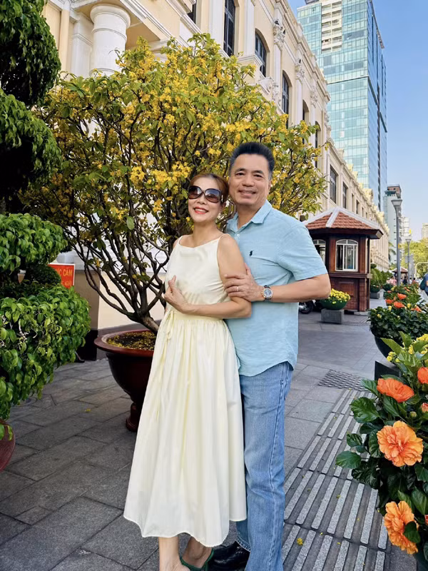 Chính nguyên nhân ấy đã khiến nữ ca sĩ gốc Quảng Bình rời bỏ làng giải trí và cô không còn tha thiết với con đường đã đam mê. Cách đây vài năm, trên trang cá nhân, Mỹ Lệ khoe 2 cô con gái xinh xắn lớn phổng phao và ngôi biệt thự đẹp như mơ ở Đức. Nhiều người đã ngỡ ngàng trước gia sự giàu có của nữ ca sĩ đã lâu không xuất hiện trên sân khấu.