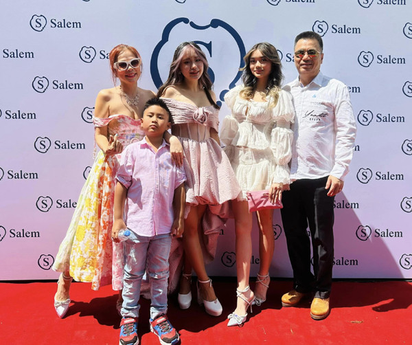 Một phần nữa chính là cuộc sống gia đình viên mãn của cô. Mỹ Lệ trải lòng: "Trong sâu xa của người phụ nữ luôn mong chốn bình yên và một gia đình hạnh phúc, đó cũng là đích đến cuối cùng của người nghệ sĩ, trừ những người nghiêng về nghệ thuật như Mỹ Tâm, nhưng đến lúc nào đó cô ấy cũng sẽ thay đổi thôi, có thể bây giờ cô ấy còn trẻ còn cố gắng theo đuổi nhưng khi có con rồi mọi thứ sẽ thay đổi. Đó là bản năng mà bất kì người phụ nữ nào cũng vậy. Và tôi đang rất hài lòng với cuộc sống viên mãn hiện tại”.