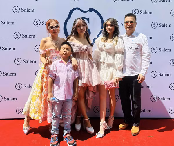 Một phần nữa chính là cuộc sống gia đình viên mãn của cô. Mỹ Lệ trải lòng: "Trong sâu xa của người phụ nữ luôn mong chốn bình yên và một gia đình hạnh phúc, đó cũng là đích đến cuối cùng của người nghệ sĩ, trừ những người nghiêng về nghệ thuật như Mỹ Tâm, nhưng đến lúc nào đó cô ấy cũng sẽ thay đổi thôi, có thể bây giờ cô ấy còn trẻ còn cố gắng theo đuổi nhưng khi có con rồi mọi thứ sẽ thay đổi. Đó là bản năng mà bất kì người phụ nữ nào cũng vậy. Và tôi đang rất hài lòng với cuộc sống viên mãn hiện tại”.