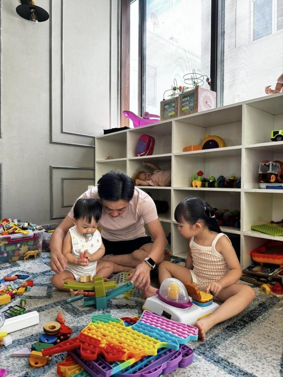 Anh cho biết bản thân sẽ ở nhà trông con để Đàm Thu Trang đi chơi với hội chị em thân thiết: "Kế hoạch nghỉ lễ năm nay rất rõ ràng. Mình chăm con, chơi với con cho vợ Đàm Thu Trang có thời gian đi chơi với hội chị em. Chúc cả nhà nghỉ lễ vui nhé".