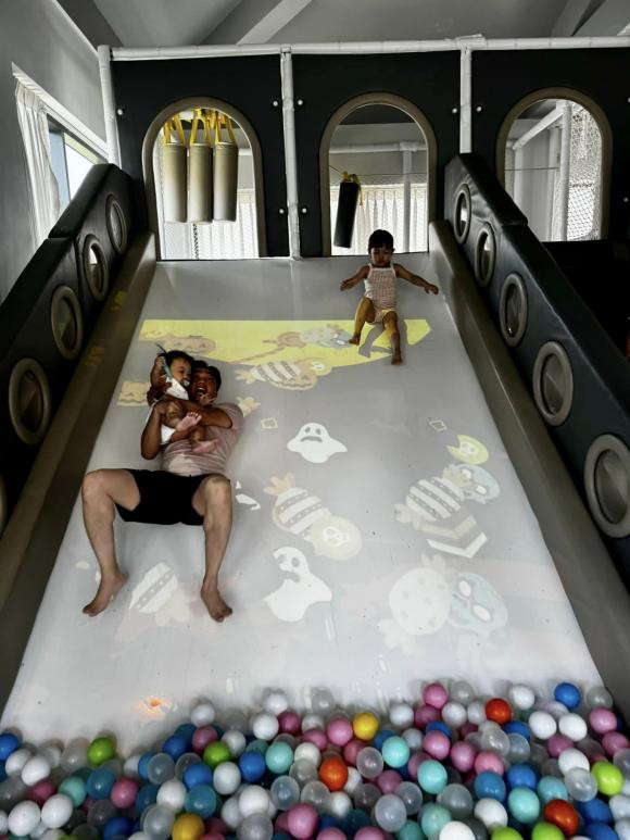 Anh chăm chú nhập vai người bạn đồng trang lứa thực thụ cùng Suchin và Sutin. Có thể thấy, khi ở nhà, Cường Đô La cũng bình dị như bao người và là một bố rất cưng chiều các con.