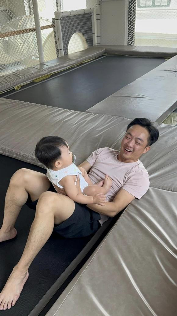 Nam doanh nhân còn khéo léo giúp đỡ bà xã việc nhà, để sau khi kỳ nghỉ lễ kết thúc, anh mới dành thời gian nghỉ ngơi cho bản thân. Được chồng chăm con cho đi chơi, Đàm Thu Trang gắn thẻ từng người bạn thân thiết để thông báo đã có thể đi quẩy tưng bừng: "Các bạn đang ở đâu. Tớ qua nhập hội".