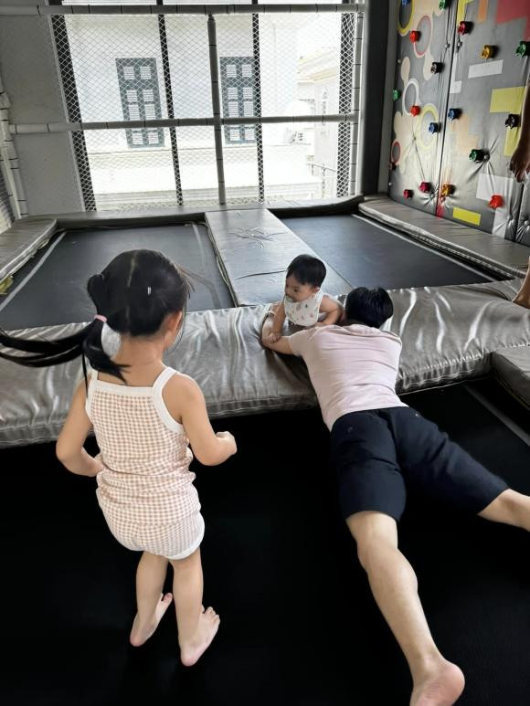 Dưới phần bình luận tương tác với bạn bè và người hâm mộ, Cường Đô La cho thấy sự vui vẻ khi ở bên các con. Anh hào hứng nói: "Sau lễ vợ lại cấp cho cái visa đi chơi golf anh ơi".