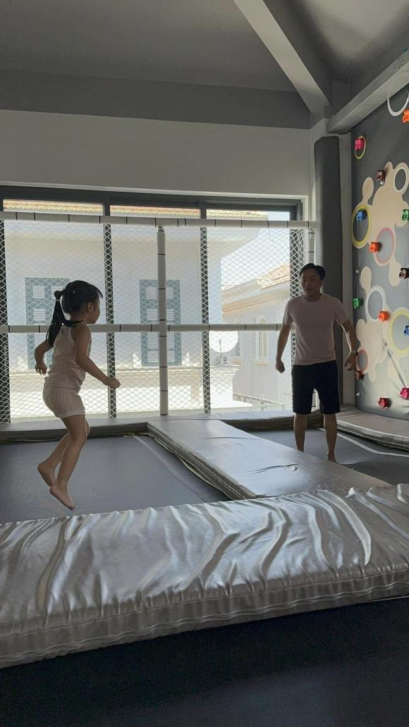 Trong loạt ảnh đính kèm, Cường Đô La thoải mái vô tư ngồi chơi các trò mà hai nhóc tì nhà mình thích.