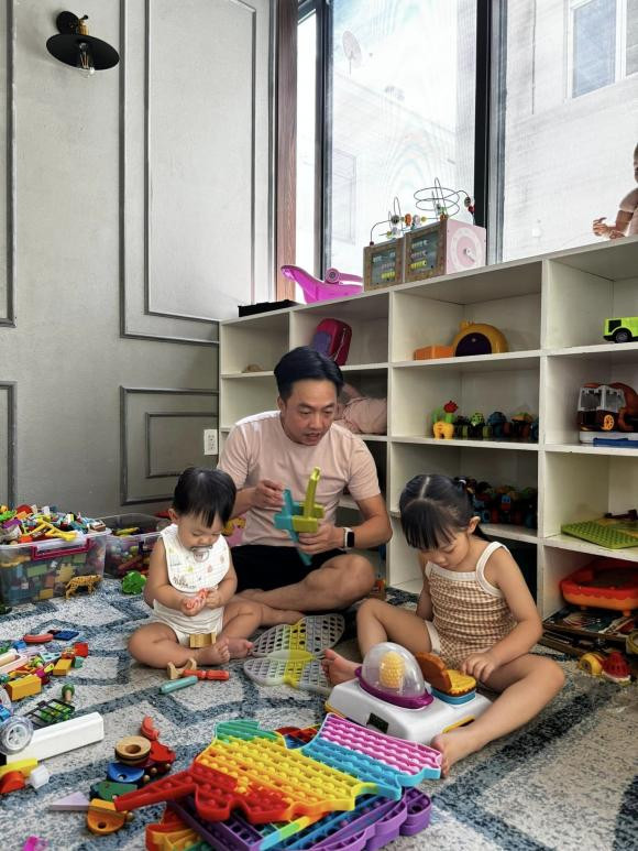 Cũng nghỉ lễ như bao người nhưng Cường Đô La lại không quên nhiệm vụ trông con và chơi với con bên cạnh việc nghỉ ngơi thư giãn.