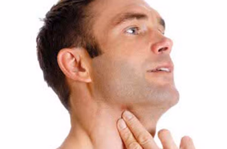 Bên cạnh đó, họ cũng gặp khó khăn khi nuốt. Để không bị đau đớn, bệnh nhân cần nhai kỹ rồi nuốt từ từ tránh bị sặc khiến buộc phải cắt toàn bộ thanh quản.