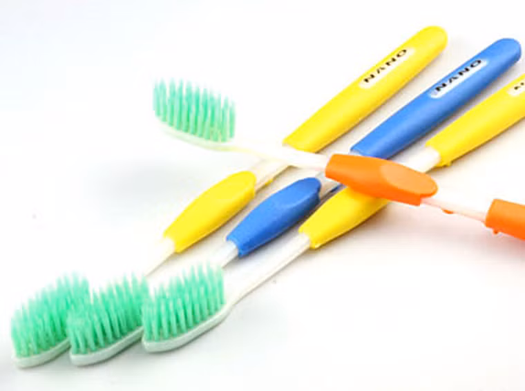 1 - Chọn bàn chải không phù hợp: dù là bàn chải mới mua nhưng một số loại có lông không phù hợp, chẳng hạn những bàn chải đã bị nghiêng lông hay lông quá thẳng. Để giúp mọi người chọn được bàn chải ưng ý, Hiệp hội sức khỏe răng miệng Anh (The British Dental Health Foundation) khuyến cáo mọi người nên lựa chọn bàn chải có lông bằng nylon mềm, vừa bền vừa an toàn cho nướu.