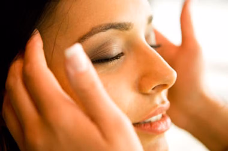 Làm trắng ở những cơ sở không uy tín. Các salon thẩm mỹ có thể là nơi lý tưởng để bạn có được một bộ móng tay cầu kỳ, làn da mịn màng ưng ý song nó không được khuyến khích để khách hàng lựa chọn làm trắng răng. Thẩm mỹ viện thường không đảm bảo trang bị đầy đủ các công cụ khử trùng hoàn toàn. Cũng mất khoản tiền như nhau, bạn nên lựa chọn một cơ sở chuyên khoa uy tín để bảo vệ mình.