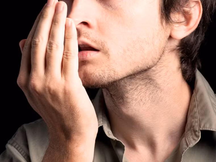 4 – Gây hôi miệng: hơn 4.000 hóa chất có trong thuốc lá đi qua khoang miệng làm xuất hiện mùi hôi trong hơi thở. Đáng tiếc là điều phiền toái này không thể “đánh bại” nhanh chóng bởi việc sử dụng kẹo bạc hà. Hút thuốc còn gây nên tình trạng nhiễm trùng nướu và thậm chí gây kích ứng xoang, dẫn đến hiện tượng xuất tiết ở mũi.