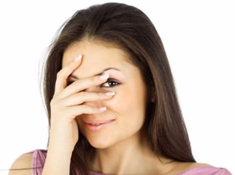 Làm trắng dồn dập. Sử dụng quá nhiều thuốc tẩy trắng cùng một lúc đôi khi không mang lại nụ cười như mong đợi. Thậm chí, nó có thể khiến hàm răng của bạn trở nên trắng hớn, trông rất thiếu sức sống. Điều này một lần nữa khẳng định lý do bạn cần lựa chọn một dịch vụ chăm sóc chuyên nghiệp để có một kết quả như ý.