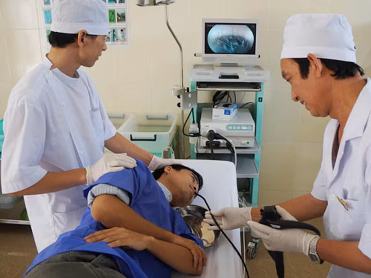 Nội soi. Khi lựa chọn phương pháp này, bác sĩ sẽ đưa ống nội soi qua đường mũi hoặc miệng của bệnh nhân. Quá trình thực hiện có thể khiến bệnh nhân có cảm giác đau đớn nên ở một số trường hợp bác sĩ buộc phải gây tê, gây mê hoặc sử dụng thuốc an thần để giúp họ dễ dàng vượt qua. Quy trình nội soi không quá phức tạp nên bạn có thể thực hiện ở phòng khám răng tư nhân hay một bệnh viện nhỏ.