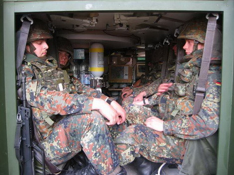 Puma chở được 6 binh sĩ sau đuôi xe.