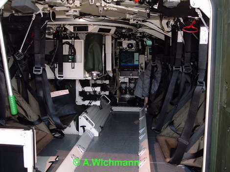 Khoang chở lính, với ghế dạng treo, giúp binh sĩ giảm chấn động khi xe bị trúng mìn hoặc IED.