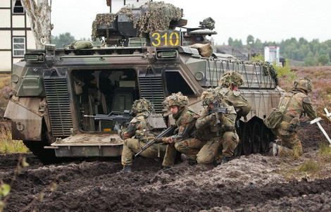 Lính bộ binh cơ giới Đức tác chiến với xe Marder.