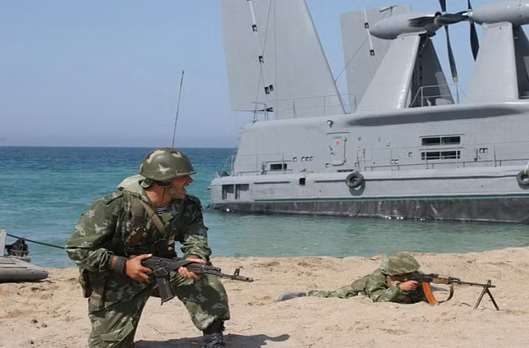 Từ giữa những năm 1950, Quân đội Liên Xô đã lên chương trình phát triển hệ vũ khí mới thay cho súng trường CKC, AK và trung liên RPD, kết quả năm 1961 họ đã chọn hệ súng Kalashnikov với khẩu AKM và trung liên RPK (Ruchnoy Pulemjot Kalashnikova - súng máy hạng nhẹ Kalashnikov).