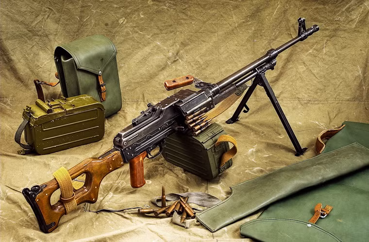 Năm 1961 thiết kế của nhà chế tạo nổi tiếng Kalashnikov đã được chấp thuận đưa vào biên chế Quân đội Liên Xô với tên gọi PK gồm 4 phiên bản chính: súng máy PK hạng nhẹ hỏa lực cấp tiểu đội bắn từ giá tích hợp sẵn (giá 2 chân); súng máy PKS hạng trung bắn từ giá 3 chân; súng máy đồng trục gắn trên xe tăng PKT và phiên bản gắn trên xe thiết giáp hoặc máy bay trực thăng PKB.