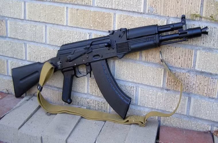 AK-104 là phiên bản thu gọn hiện đại của AK-103, với mục đích sử dụng như AKS-74U.