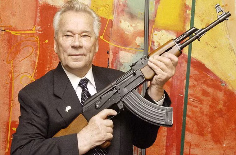 Mikhail Timofeyevich Kalashnikov sinh ngày 10/11/1919, là Tổng công trình sư thiết kế vũ khí nổi tiếng của Liên Xô, 2 lần được vinh danh anh hùng lao động, đoạt giải thưởng Stalin năm 1949. Ông là cha đẻ của dòng súng trường tấn công AK-47 huyền thoại và nhiều loại súng máy cho đến nay vẫn là vũ khí chính của quân đội Nga và nhiều nước trên thế giới.