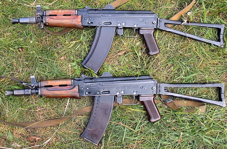 Sự nhỏ gọn của AKS-74U khiến nó dễ dàng tác chiến trong môi trường chật hẹp như đô thị, hay cần diện thích nhỏ để cất giữ như xe tăng, xe bọc thép.