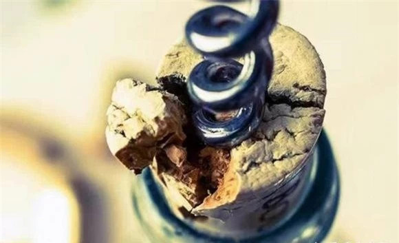 Meo xu ly gay nut khi mo ruou vang-Hinh-2