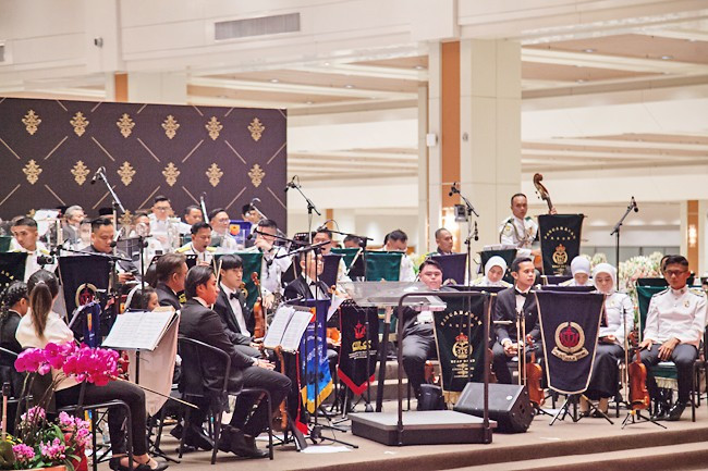 Dàn nhạc giao hưởng được chuẩn bị tại Balai Persantapan trong tiệc mừng cưới. Theo Borneo Bullentin, mỗi buổi tiệc trong đám cưới 10 ngày của Hoàng tử Brunei đều xa hoa và đắt đỏ. Theo kế hoạch được lên trước đó, nghi lễ cuối tổ chức tại Istana Nurul Iman ngày 16/1, kết thúc lễ cưới hoành tráng giữa con trai Vua Hassanal Bolkiah và Anisha (cháu gái của cố vấn đặc biệt Hoàng gia Brunei).